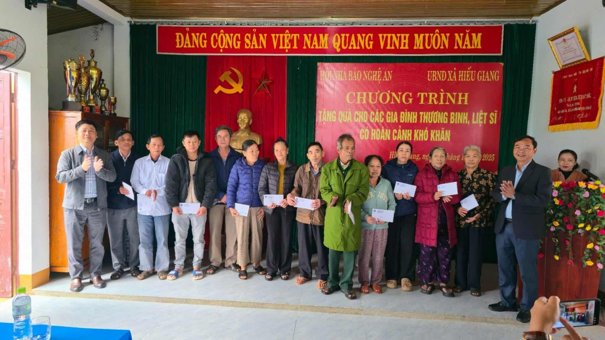 Trao quà tặng các gia đình thương binh, liệt sĩ có hoàn cảnh khó khăn tại xã Hiếu Giang, tỉnh Quảng Trị.