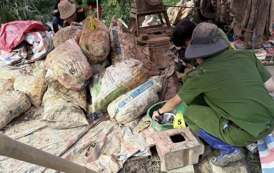 Công an Lâm Đồng triệt phá đường dây khai thác vàng trái phép, thu giữ 700g vàng