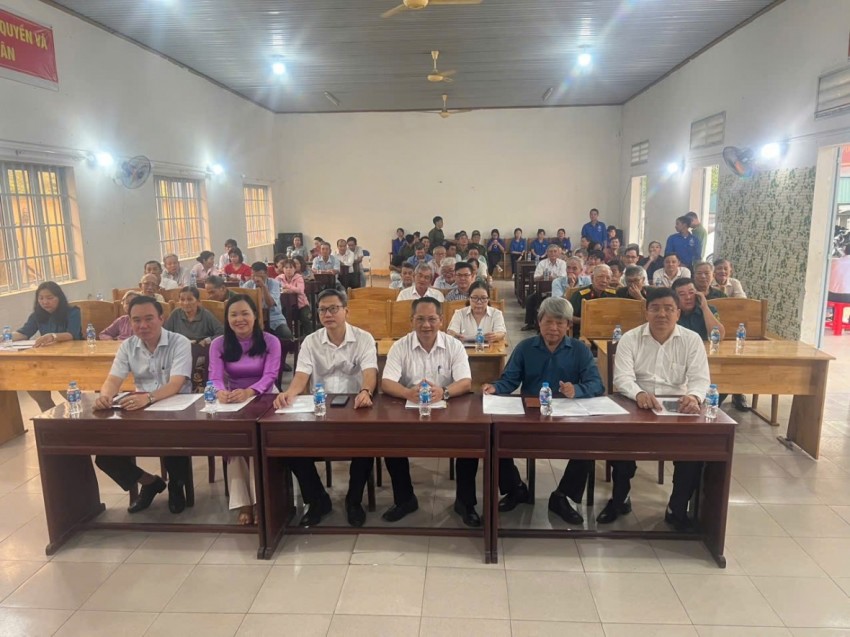 Các đại biểu và người dân tham dự.