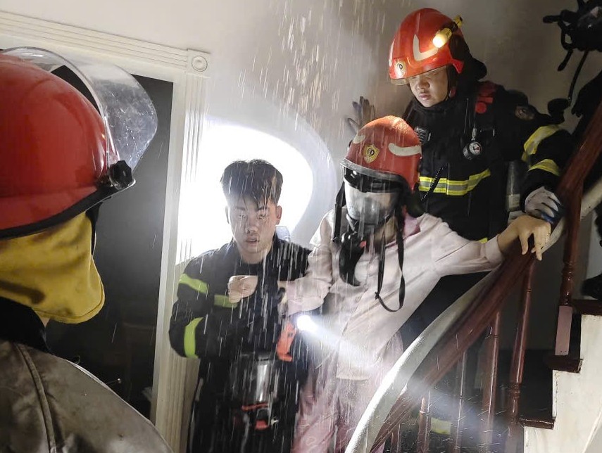 Cảnh sát kịp thời giải cứu người phụ nữ mắc kẹt trong ngôi nhà 7 tầng đang cháy