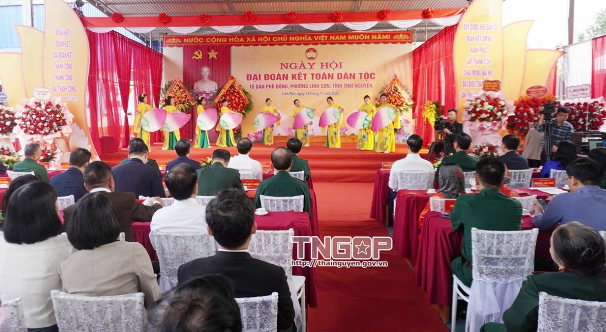 Đại tướng Phan Văn Giang dự Ngày hội đại đoàn kết toàn dân tộc tại Thái Nguyên