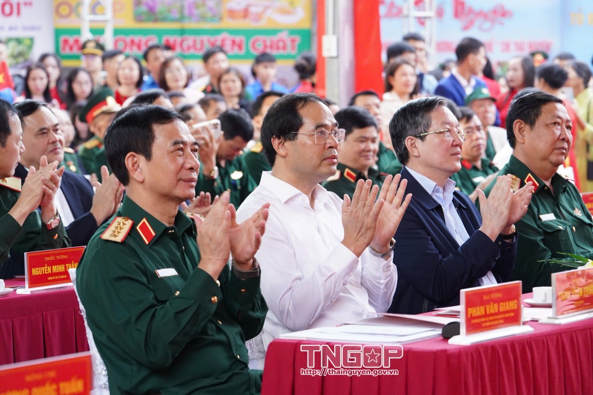 Đại tướng Phan Văn Giang dự Ngày hội đại đoàn kết toàn dân tộc tại Thái Nguyên