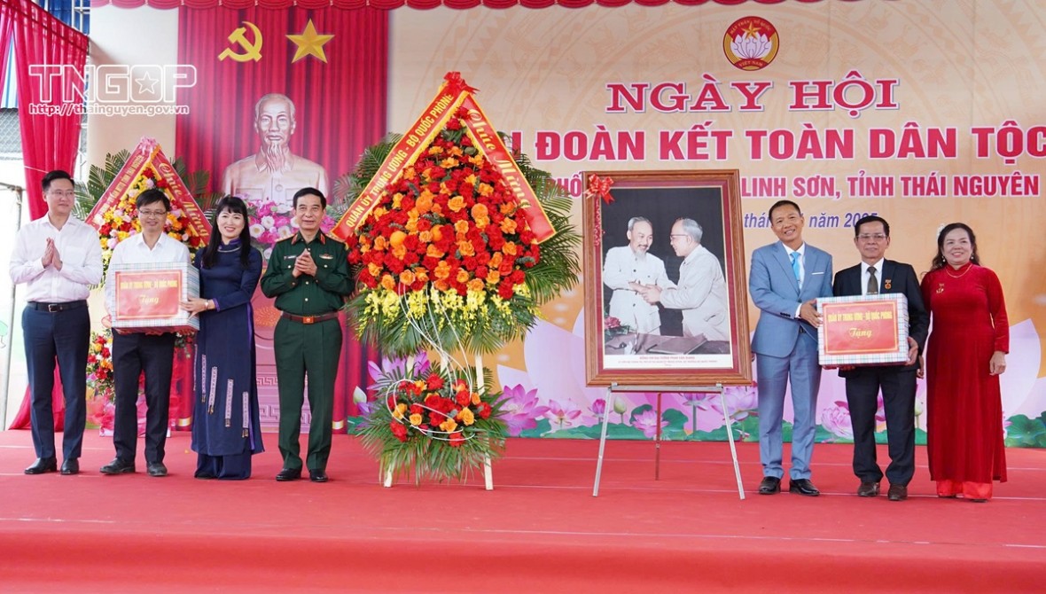 Đại tướng Phan Văn Giang dự Ngày hội đại đoàn kết toàn dân tộc tại Thái Nguyên