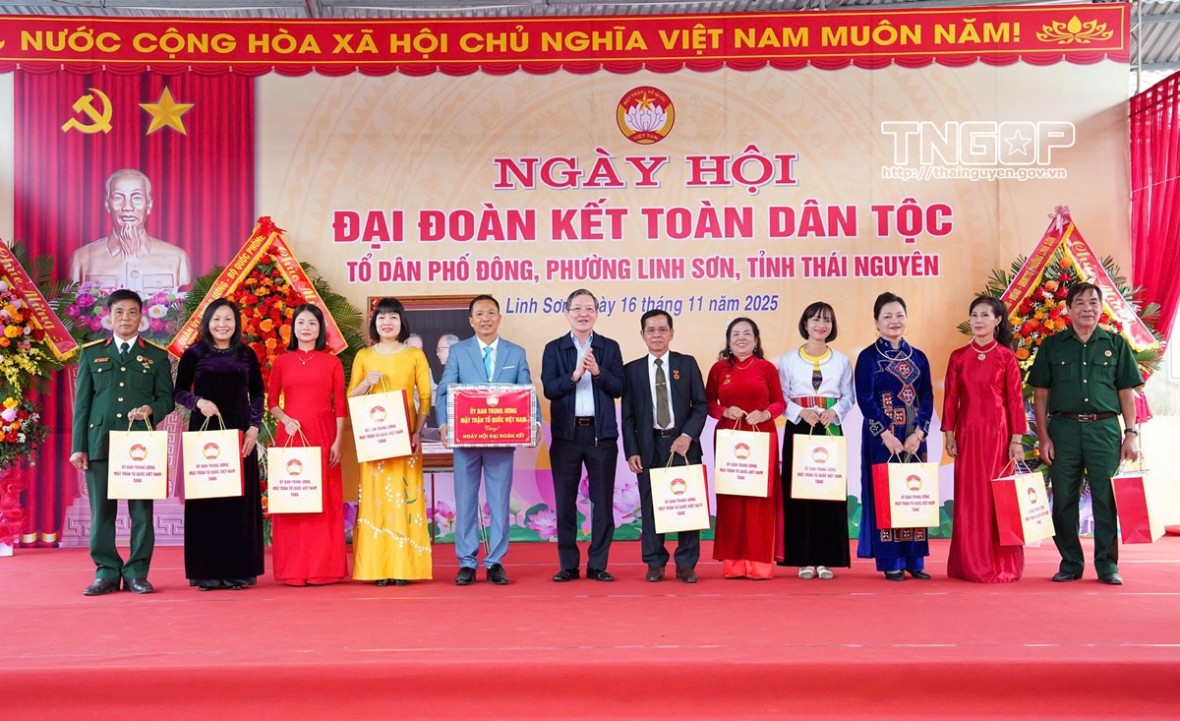 Đại tướng Phan Văn Giang dự Ngày hội đại đoàn kết toàn dân tộc tại Thái Nguyên