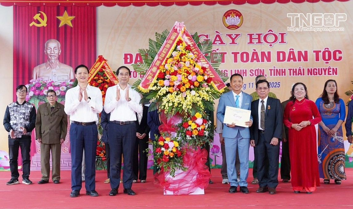 Đại tướng Phan Văn Giang dự Ngày hội đại đoàn kết toàn dân tộc tại Thái Nguyên