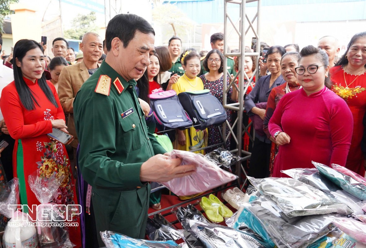 Đại tướng Phan Văn Giang dự Ngày hội đại đoàn kết toàn dân tộc tại Thái Nguyên