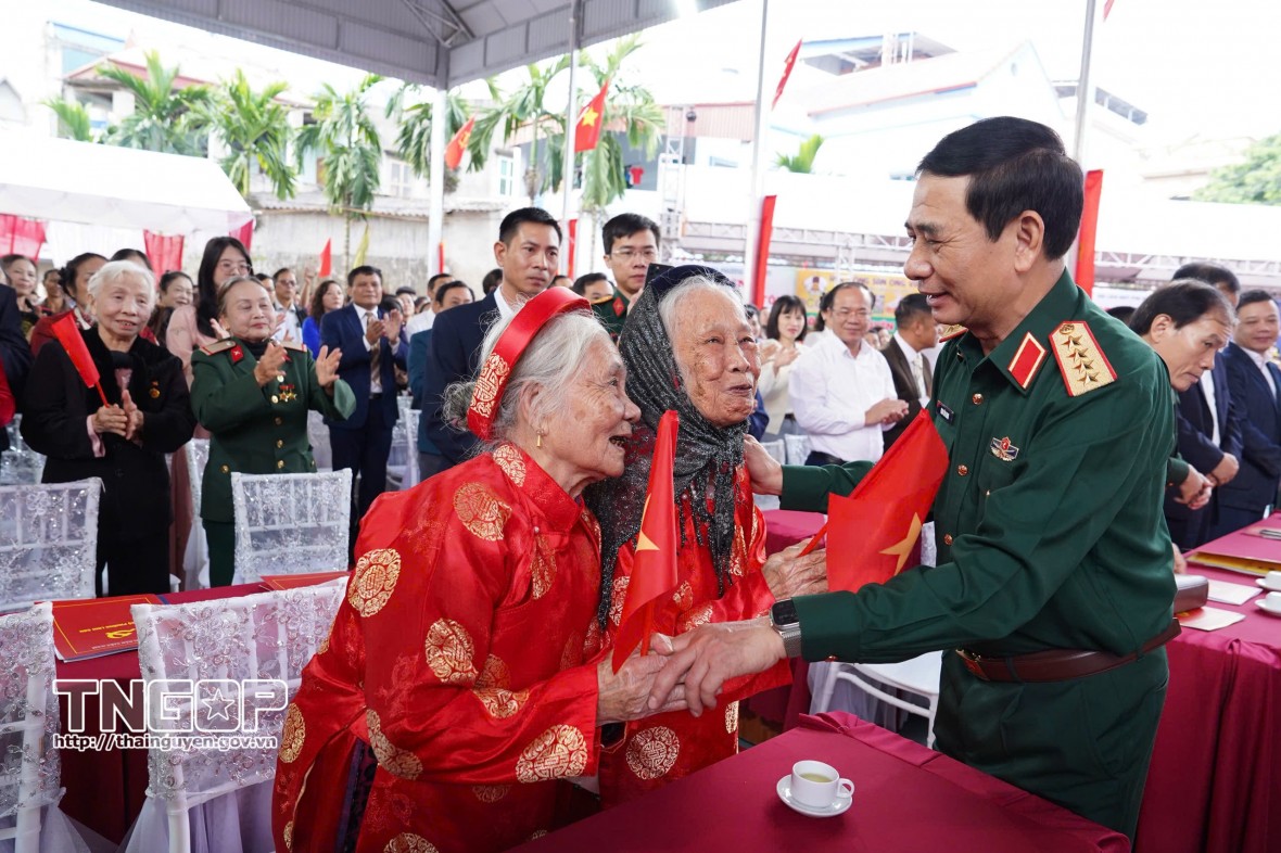 Đại tướng Phan Văn Giang dự Ngày hội đại đoàn kết toàn dân tộc tại Thái Nguyên