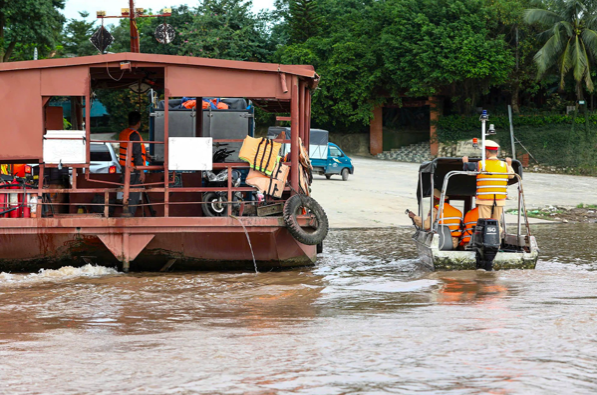 Đội Cảnh sát đường thuỷ số 2 kiểm tra hoạt động vận tải hành khách trên sông.