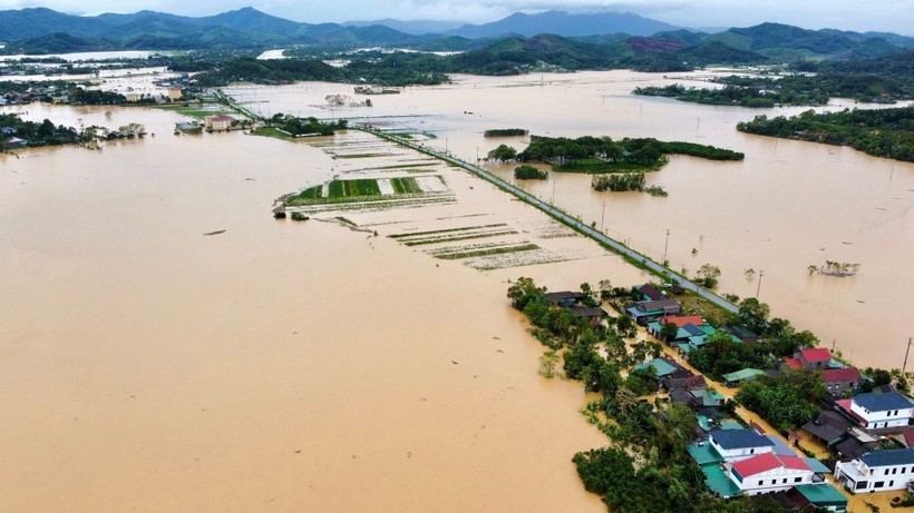 Tập trung khắc phục hậu quả, khôi phục sản xuất kinh doanh, ổn định đời sống Nhân dân sau mưa lũ