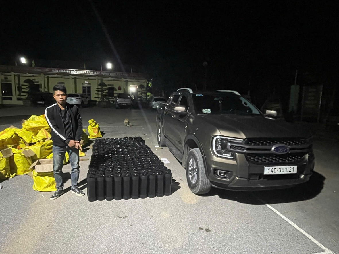 Biên phòng Hoành Mô bắt giữ xe bán tải vận chuyển 224 bình khí cười