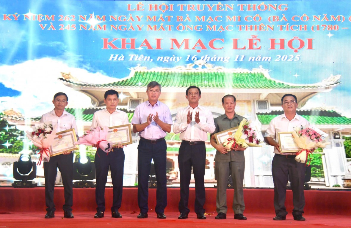 Khai mạc Lễ hội kỷ niệm 262 năm ngày mất bà Mạc Mi Cô và 245 năm ngày mất ông Mạc Thiên Tích