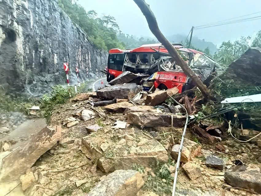 Yêu cầu khẩn trương đưa nạn nhân mắc kẹt ra khỏi khu vực sạt lở đèo Khánh Lê