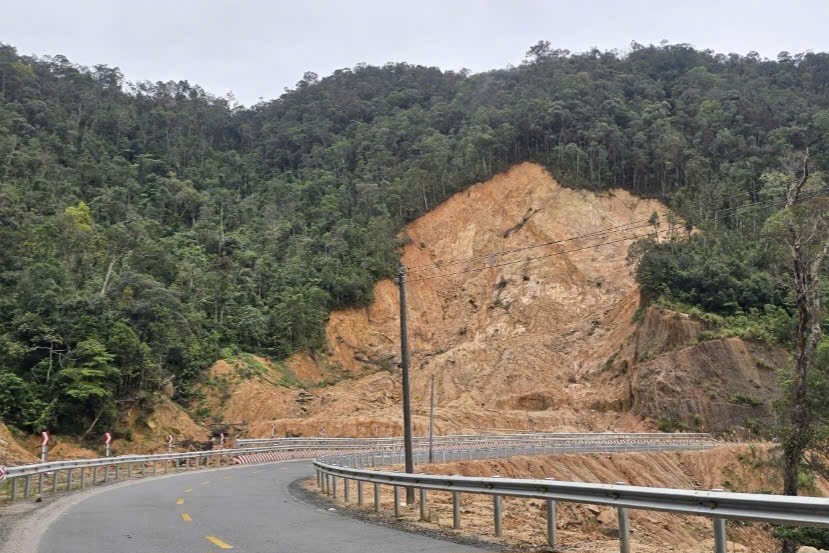 Một đoạn sạt lở trên đèo Khánh Lê. Ảnh: N.V