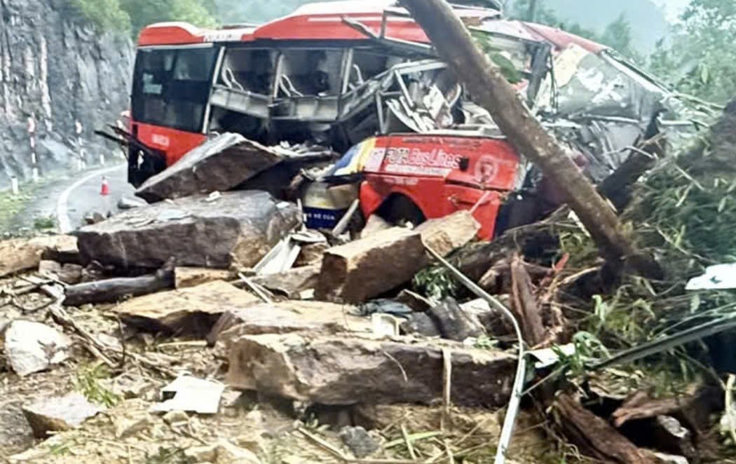Sạt lở nghiêm trọng trên đèo Khánh Lê và Khánh Sơn, nhiều người thương vong
