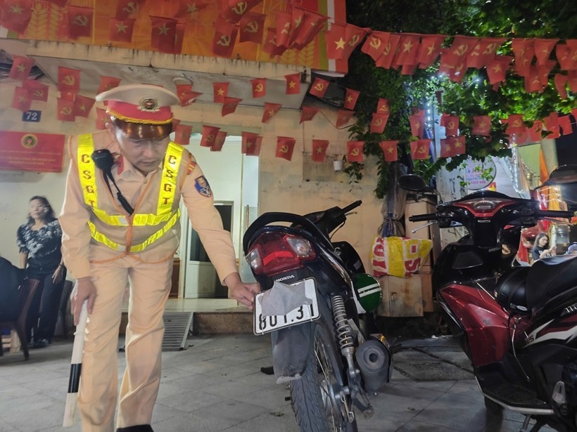 CSGT Hà Nội xử lý hàng trăm tài xế che biển số, dùng điện thoại khi lái xe