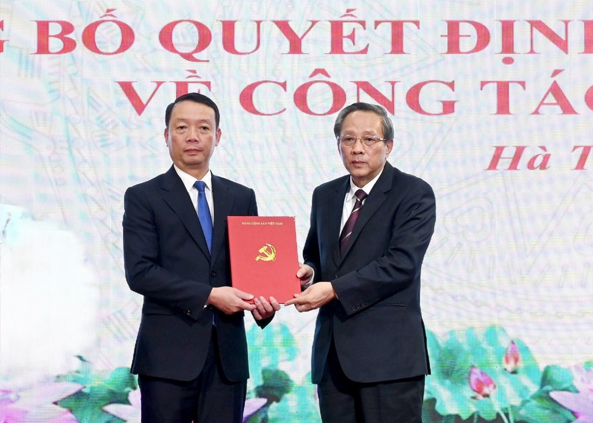 Ông Hoàng Đăng Quang - Phó Trưởng ban Thường trực Ban Tổ chức Trung ương trao quyết định của Ban Bí thư cho tân Phó Bí thư Tỉnh ủy Hà Tĩnh Phan Thiên Định. Ông Hoàng Đăng Quang - Phó Trưởng ban Thường trực Ban Tổ chức Trung ương trao quyết định của Ban Bí thư cho tân Phó Bí thư Tỉnh ủy Hà Tĩnh Phan Thiên Định.