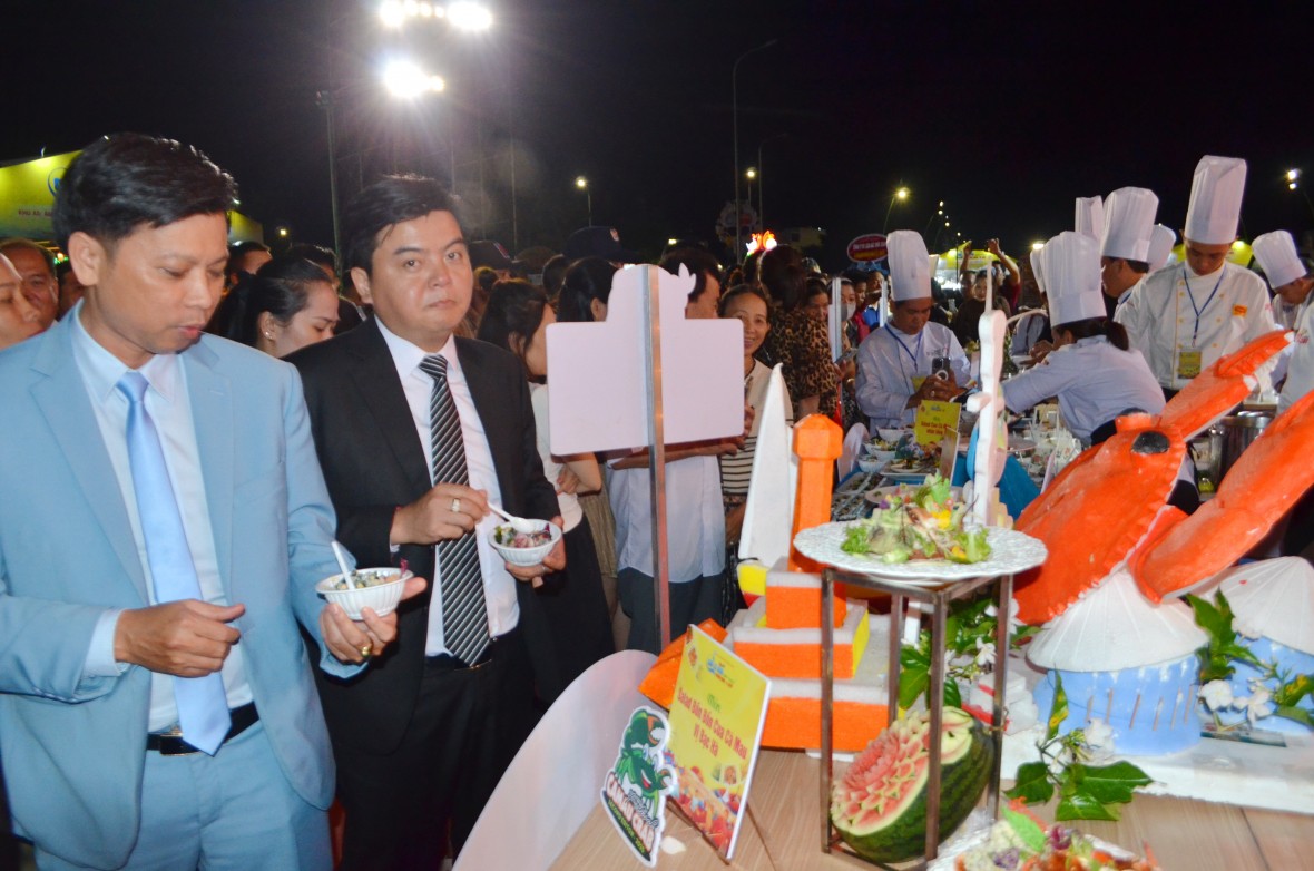 Không gian ẩm thực và “quảng diễn” món ngon từ cua Cà Mau