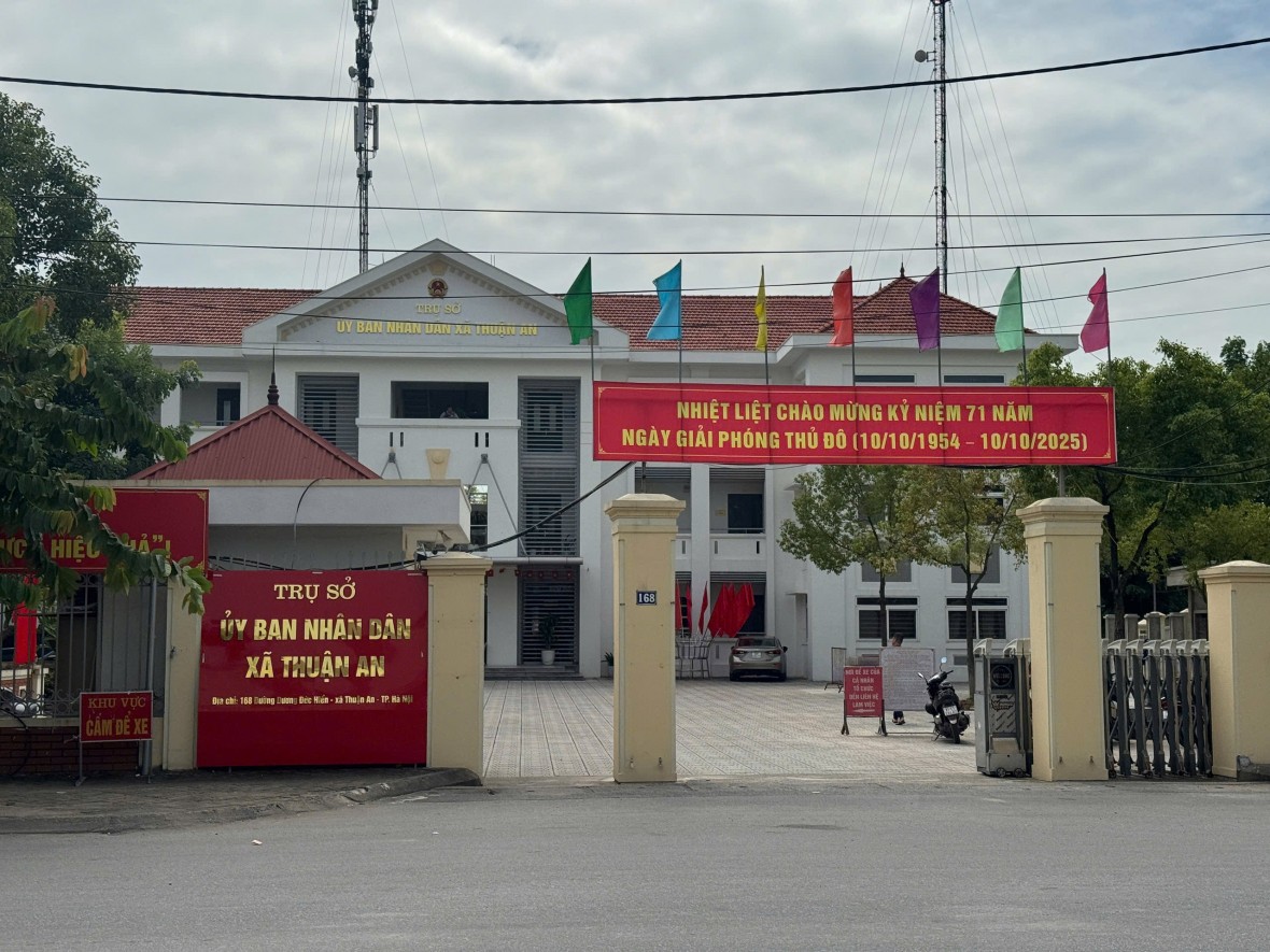 Giấy tiếp nhận hồ sơ và trả kết quả của bộ phận tiếp nhận hồ sơ và trả kết quả - văn phòng đăng ký đất đai chi nhánh huyện Gia Lâm số 2311000735 tiếp nhận hồ sơ của ông/bà Nguyễn Đức Chăm, Lưu Thị Hằng ngày 1/11/2023.