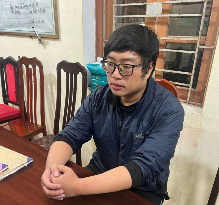 Đối tượng Nguyễn Anh Dũng làm việc tại Công an phường Vũ Phúc.