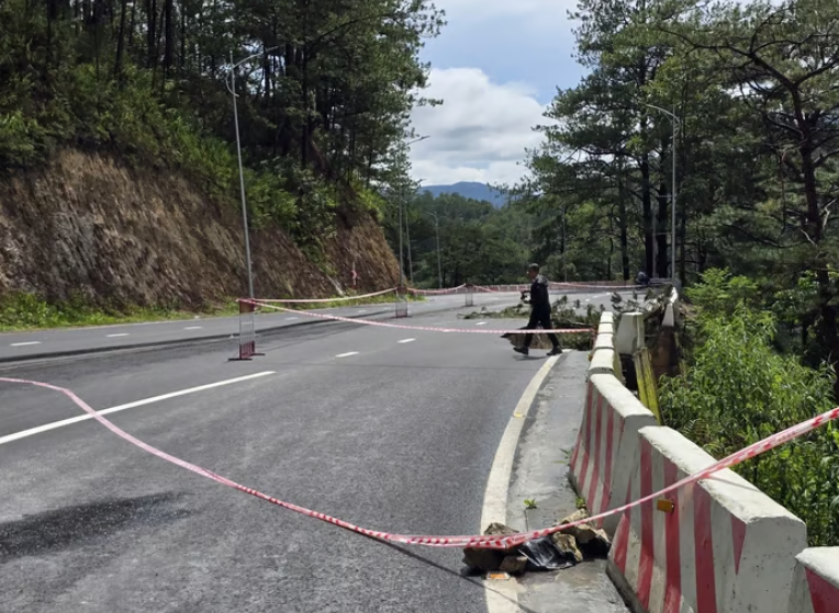 Đèo Prenn sạt lở 1/2 mặt đường.