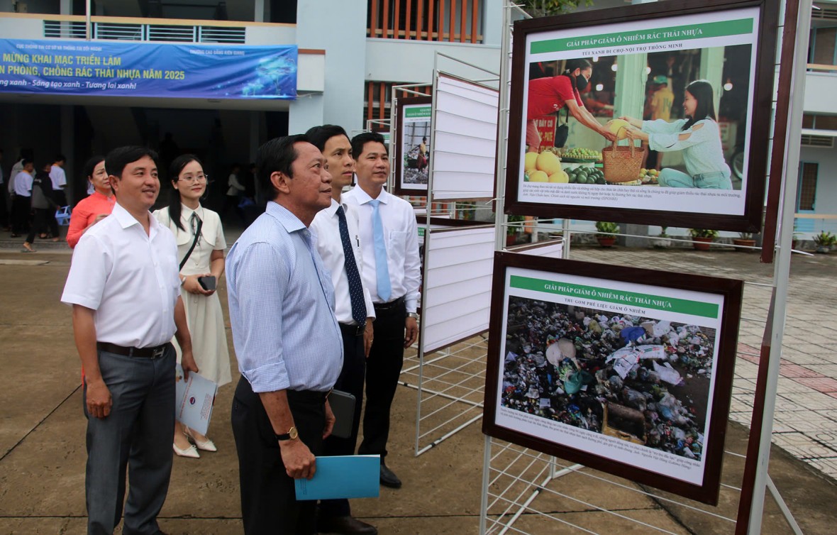 Khai mạc Triển lãm ảnh tuyên truyền phòng, chống rác thải nhựa năm 2025 Khai mạc Triển lãm ảnh tuyên truyền phòng, chống rác thải nhựa năm 2025