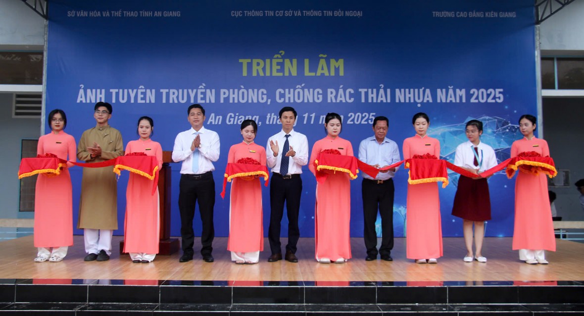 Khai mạc Triển lãm ảnh tuyên truyền phòng, chống rác thải nhựa năm 2025 Khai mạc Triển lãm ảnh tuyên truyền phòng, chống rác thải nhựa năm 2025