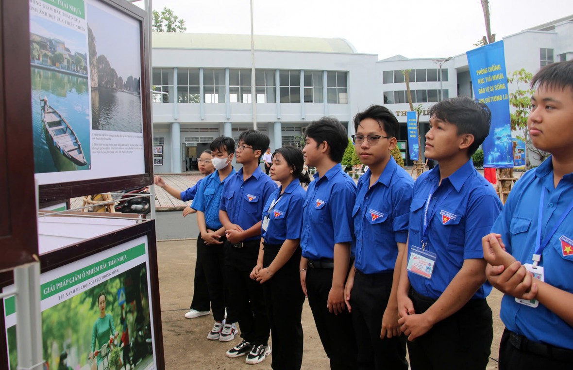 Khai mạc Triển lãm ảnh tuyên truyền phòng, chống rác thải nhựa năm 2025 Khai mạc Triển lãm ảnh tuyên truyền phòng, chống rác thải nhựa năm 2025