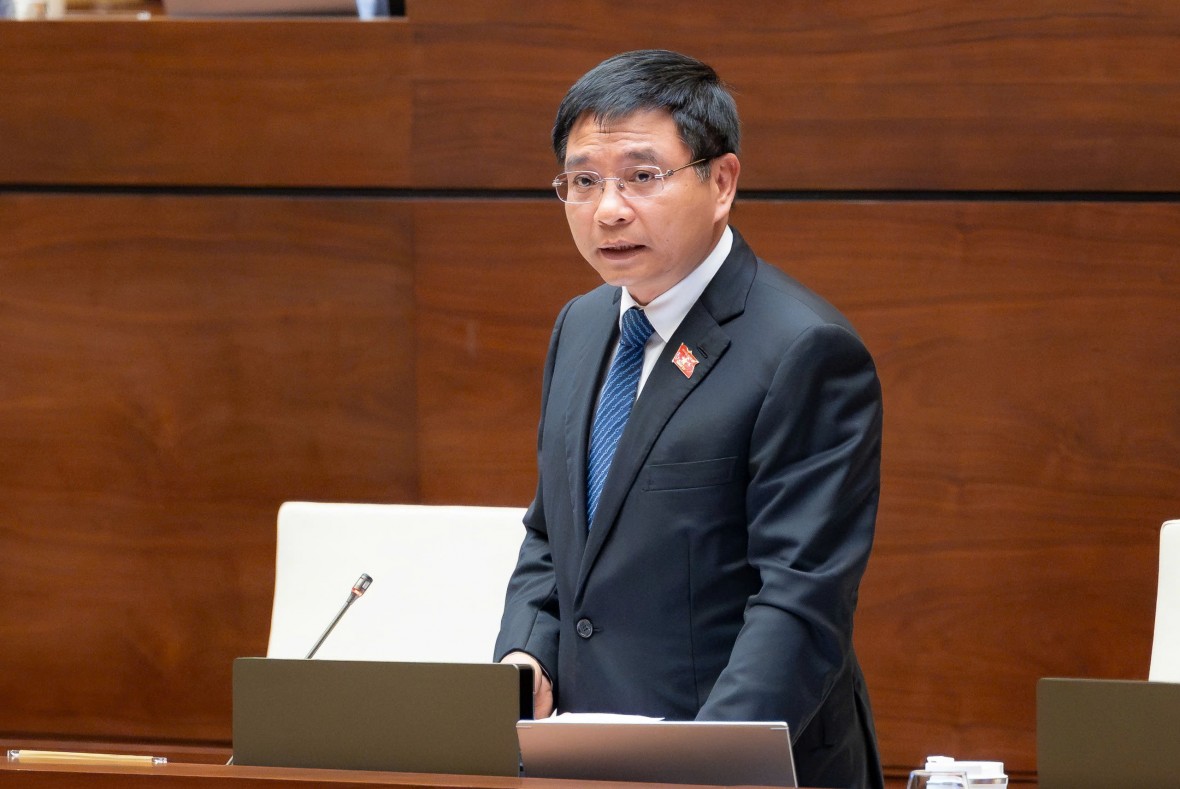 Bộ trưởng Bộ Tài chính Nguyễn Văn Thắng giải trình. Ảnh: quochoi.vn