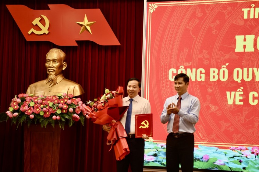 Ông Nguyễn Thành Tâm, Ủy viên Trung ương Đảng, Phó Trưởng Ban Tổ chức Trung ương trao quyết định cho ông Nguyễn Văn Út giữ chức vụ Phó Bí thư Tỉnh ủy Đồng Nai