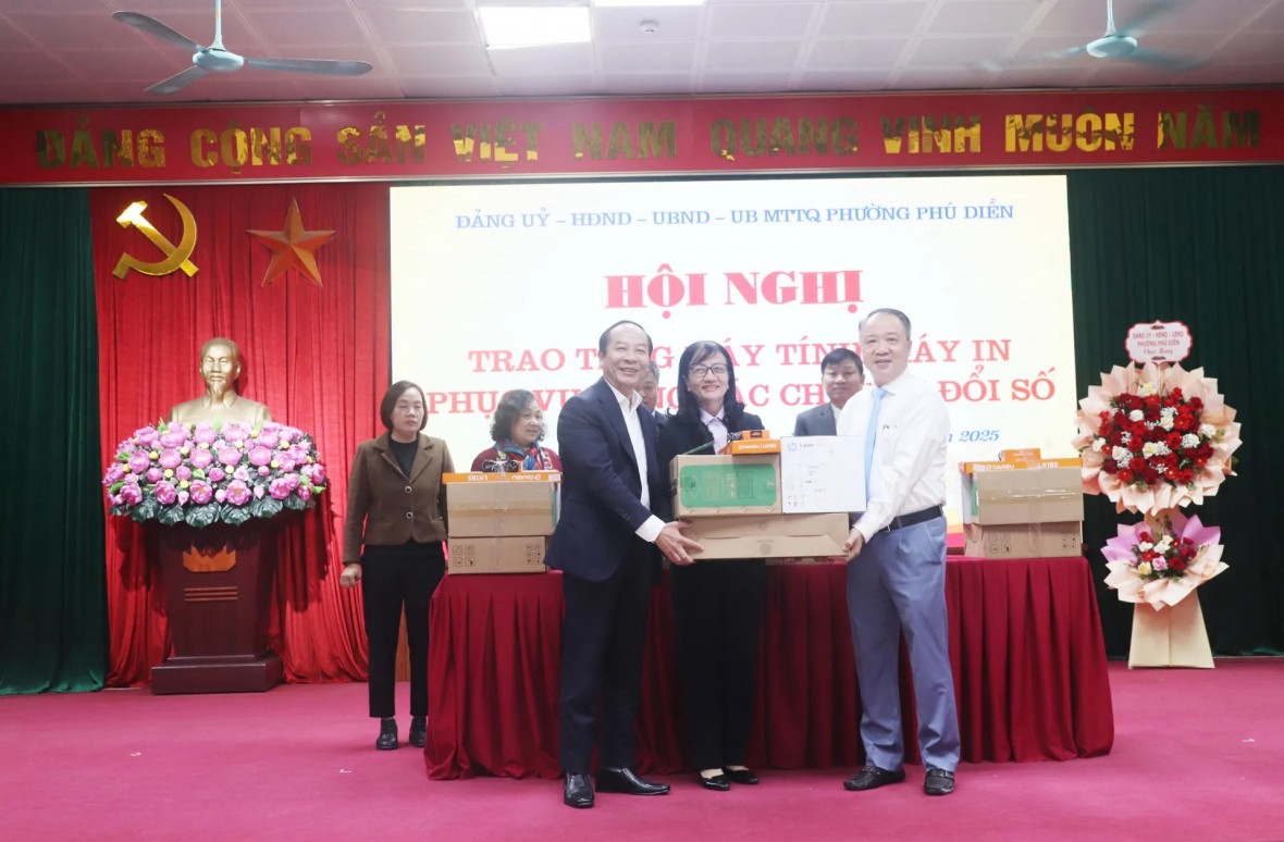 Bí thư Đảng ủy, Chủ tịch HĐND phường Phú Diễn Nguyễn Lê Hoàng, Chủ tịch UBND phường Nguyễn Văn Hải trao tặng máy tính, máy in cho đại diện tổ dân phố.