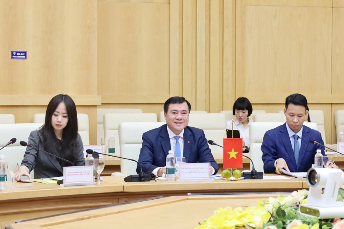 Ngày 17/11, Bộ Công Thương và Bộ Kinh tế và Năng lượng Liên bang Đức đã tổ chức Khóa họp lần thứ 3 Ủy ban hỗn hợp về hợp tác kinh tế - thương mại Việt Nam - Đức. Tại Khóa họp, hai bên quyết định cùng nâng cấp lên Đối tác Năng lượng Việt Nam - Đức. Ngày 17/11, Bộ Công Thương và Bộ Kinh tế và Năng lượng Liên bang Đức đã tổ chức Khóa họp lần thứ 3 Ủy ban hỗn hợp về hợp tác kinh tế - thương mại Việt Nam - Đức. Tại Khóa họp, hai bên quyết định cùng nâng cấp lên Đối tác Năng lượng Việt Nam - Đức.