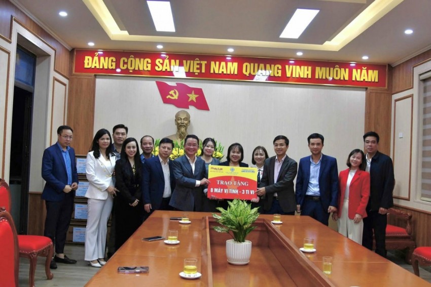 Báo Pháp luật Việt Nam trao thiết bị hỗ trợ giáo dục cho xã Liên Minh, Quảng Yên