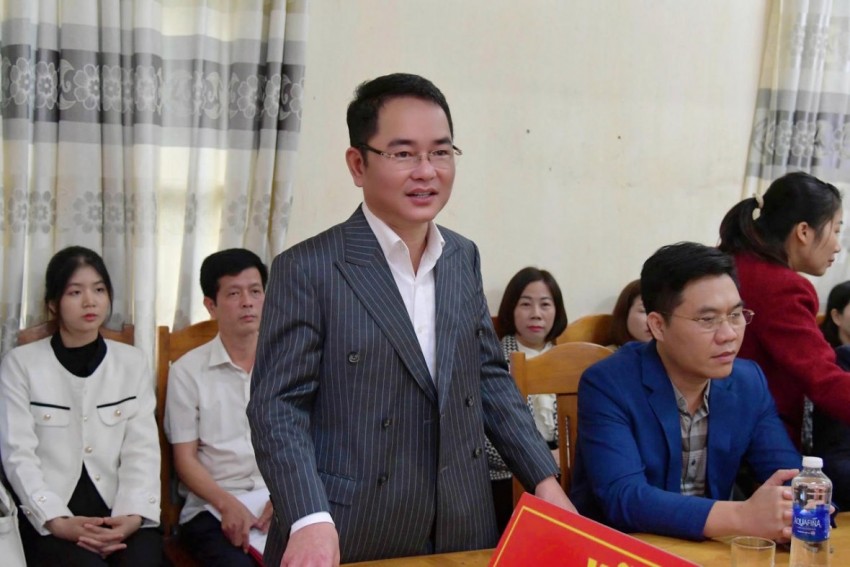 Báo Pháp luật Việt Nam trao thiết bị hỗ trợ giáo dục cho xã Liên Minh, Quảng Yên