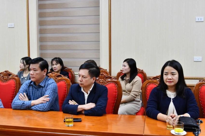 Báo Pháp luật Việt Nam trao thiết bị hỗ trợ giáo dục cho xã Liên Minh, Quảng Yên