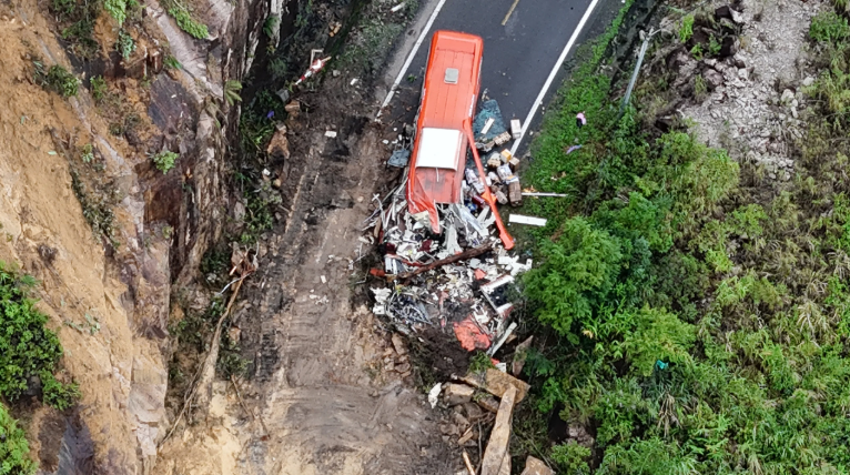 Vụ sạt lở tại Km 45 trên đèo Khánh Lê khiến 6 người tử vong và 13 người bị thương.