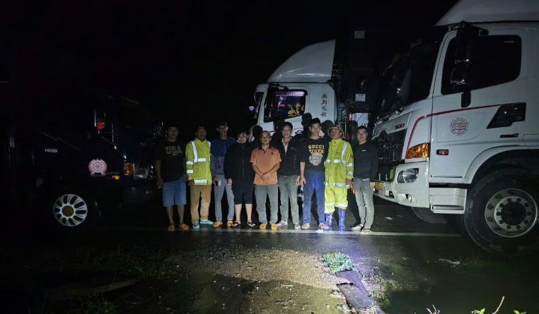 Lực lượng cứu hộ tiếp cận được những người mắc kẹt trên đèo Khánh Lê và lên phương án đưa họ về Đà Lạt an toàn.