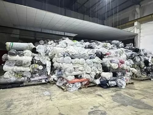 Thu giữ 100 tấn vải cuộn không rõ nguồn gốc, xử phạt 116 triệu đồng Thu giữ 100 tấn vải cuộn không rõ nguồn gốc, xử phạt 116 triệu đồng