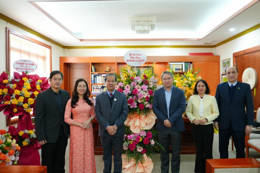 Bộ trưởng Nguyễn Hải Ninh tặng hoa chúc mừng Bộ Giáo dục và Đào tạo nhân dịp 20/11.