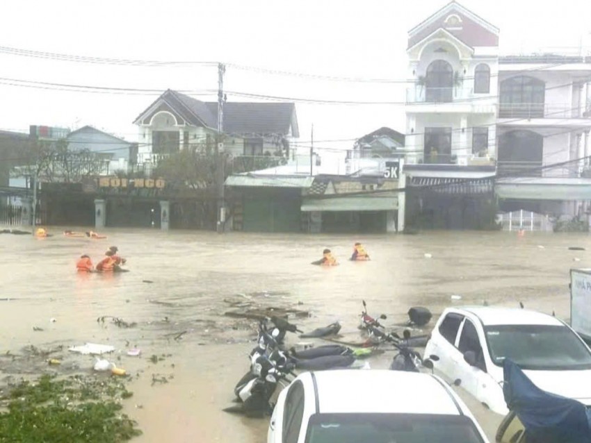 Thủ tướng yêu cầu tập trung ứng phó và khắc phục hậu quả mưa lũ đặc biệt lớn tại khu vực Trung Bộ