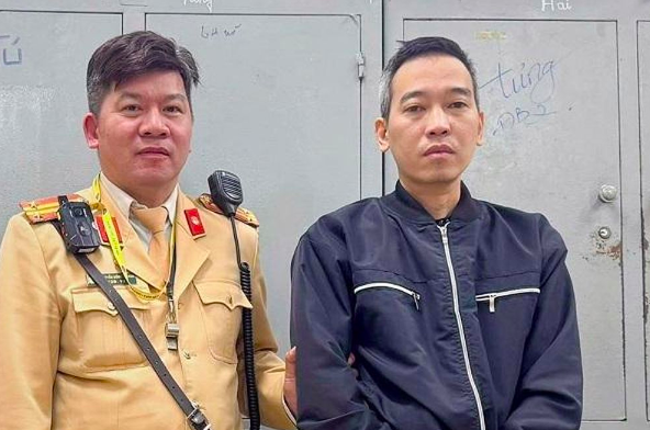 CSGT cùng người dân tóm gọn đối tượng cướp xe máy của nữ sinh ngay trên phố