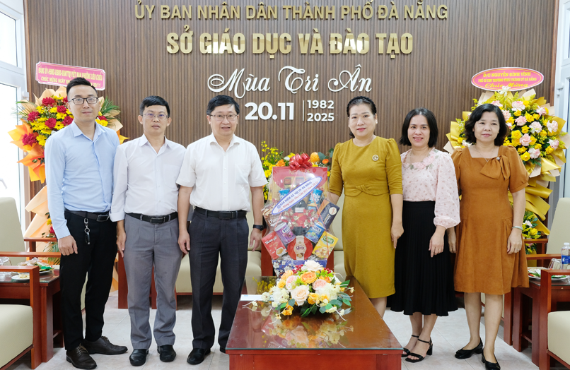 BHXH TP.Đà Nẵng thăm và chúc mừng Ngày Nhà giáo Việt Nam 20.11 tại Sở GD&ĐT TP.Đà Nẵng. 