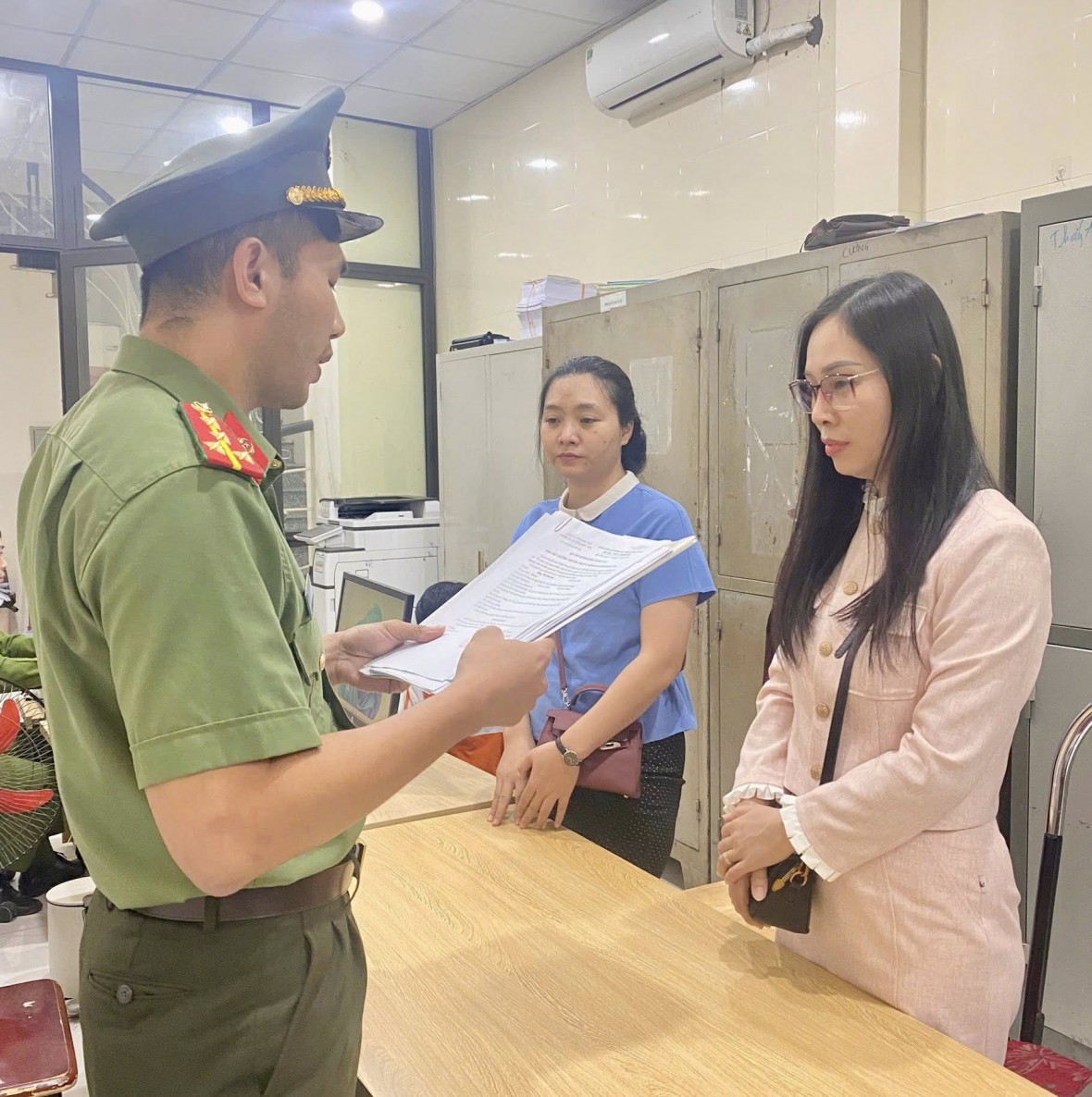 Tống đạt quyết định khởi tố đối tượng Đặng Thị Khương - Ảnh Công an Hà Tĩnh. Tống đạt quyết định khởi tố đối tượng Đặng Thị Khương - Ảnh Công an Hà Tĩnh.