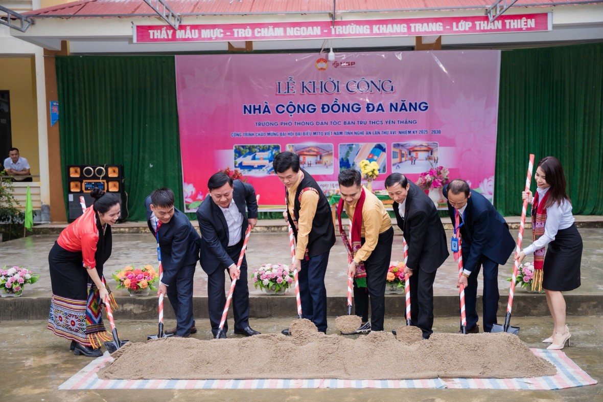 Lãnh đạo Ủy ban MTTQ tỉnh Nghệ An, xã Yên Hoà, nhà tài trợ và nhà trường thực hiện nghi thức khởi công. Lãnh đạo Ủy ban MTTQ tỉnh Nghệ An, xã Yên Hoà, nhà tài trợ và nhà trường thực hiện nghi thức khởi công.