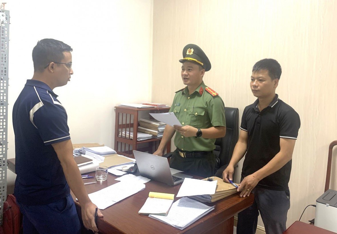 Tống đạt quyết định khởi tố đối tượng cầm đầu - Nguyễn Đức Thịnh - Ảnh Công an Hà Tĩnh. Tống đạt quyết định khởi tố đối tượng cầm đầu - Nguyễn Đức Thịnh - Ảnh Công an Hà Tĩnh.