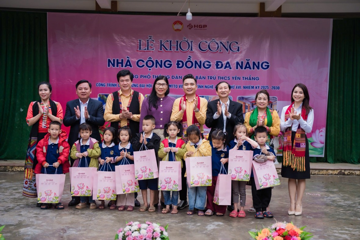 Trao tặng quà cho các em học sinh Trường Phổ thông DTBT THCS Yên Thắng. Trao tặng quà cho các em học sinh Trường Phổ thông DTBT THCS Yên Thắng.