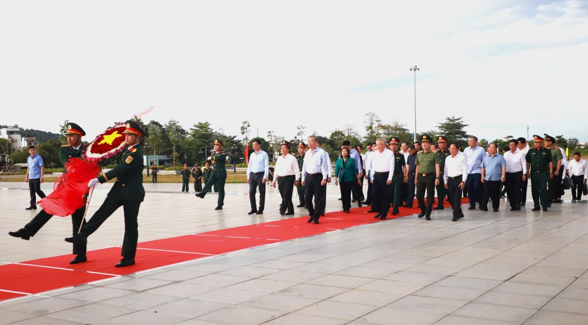 Tổng Bí thư Tô Lâm dâng hương tưởng niệm Chủ tịch Hồ Chí Minh và các Anh hùng liệt sĩ tại Phú Quốc