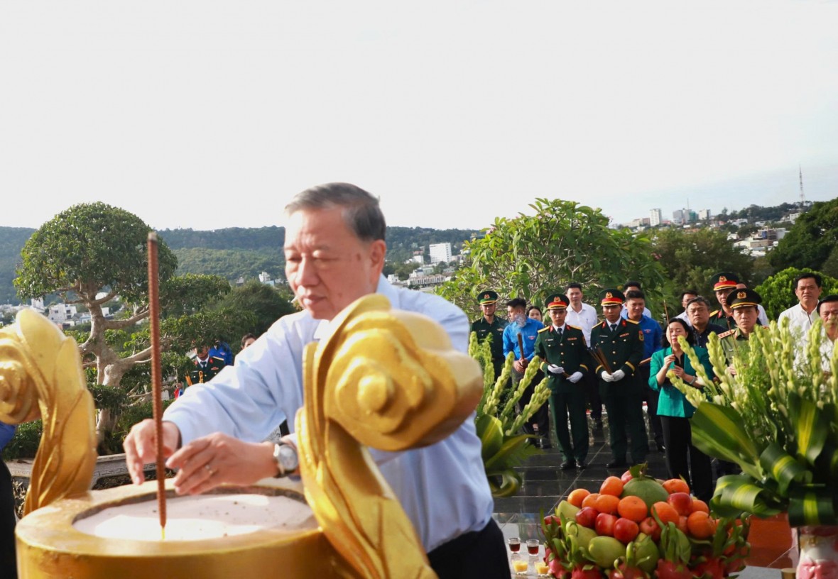 Tổng Bí thư Tô Lâm dâng hương tưởng niệm Chủ tịch Hồ Chí Minh và các Anh hùng liệt sĩ tại Phú Quốc Tổng Bí thư Tô Lâm dâng hương tưởng niệm Chủ tịch Hồ Chí Minh và các Anh hùng liệt sĩ tại Phú Quốc