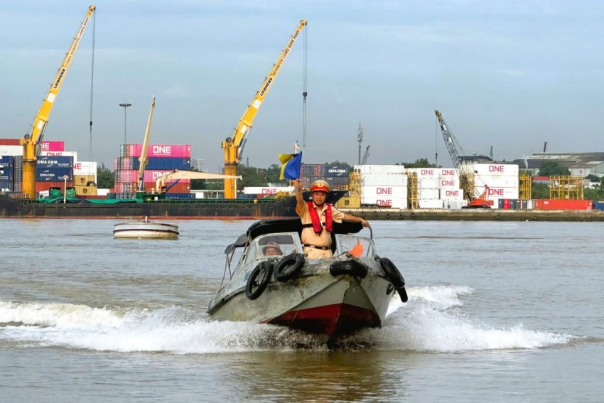 Cao điểm tập trung kiểm soát tại các khu vực cảng, bến thủy và vùng giáp ranh, tiềm ẩn nguy cơ cao xảy ra tai nạn giao thông. Cao điểm tập trung kiểm soát tại các khu vực cảng, bến thủy và vùng giáp ranh, tiềm ẩn nguy cơ cao xảy ra tai nạn giao thông.