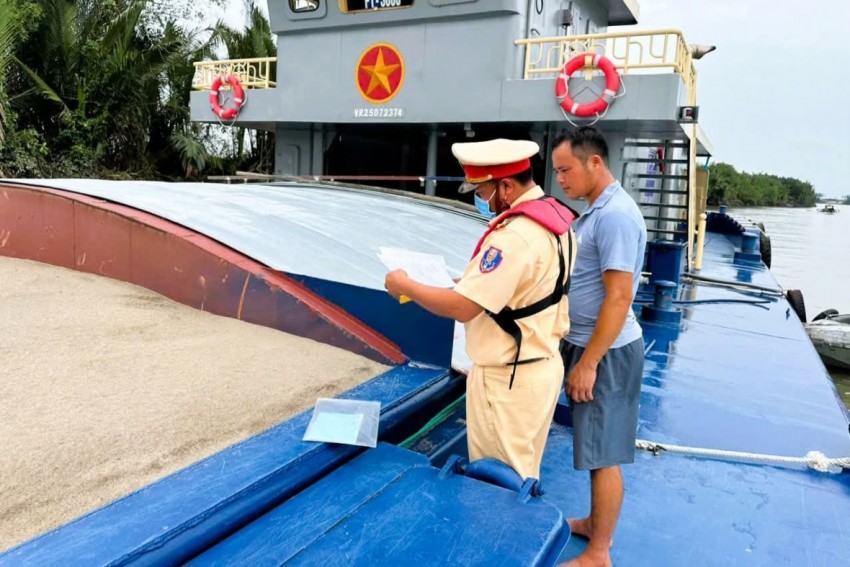 Với phương châm “không có vùng cấm, không có ngoại lệ”, Phòng CSGT Đồng Nai triển khai lực lượng thường xuyên trên những tuyến sông trên địa bàn. Với phương châm “không có vùng cấm, không có ngoại lệ”, Phòng CSGT Đồng Nai triển khai lực lượng thường xuyên trên những tuyến sông trên địa bàn.