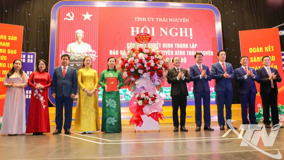 Đồng chí Phó Bí thư Thường trực Tỉnh ủy Nguyễn Đăng Bình trao Quyết định thành lập và chúc mừng Báo và Phát thanh, Truyền hình Thái Nguyên.